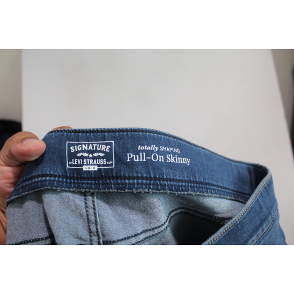 Signature Levi's Women Blue Pull On Skinny Totally Shaping Size 18M - Picture 3 of 10